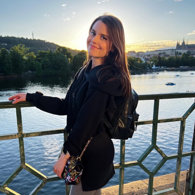 Jamie Young auf einer Brücke in Prag zur goldenen Stunde